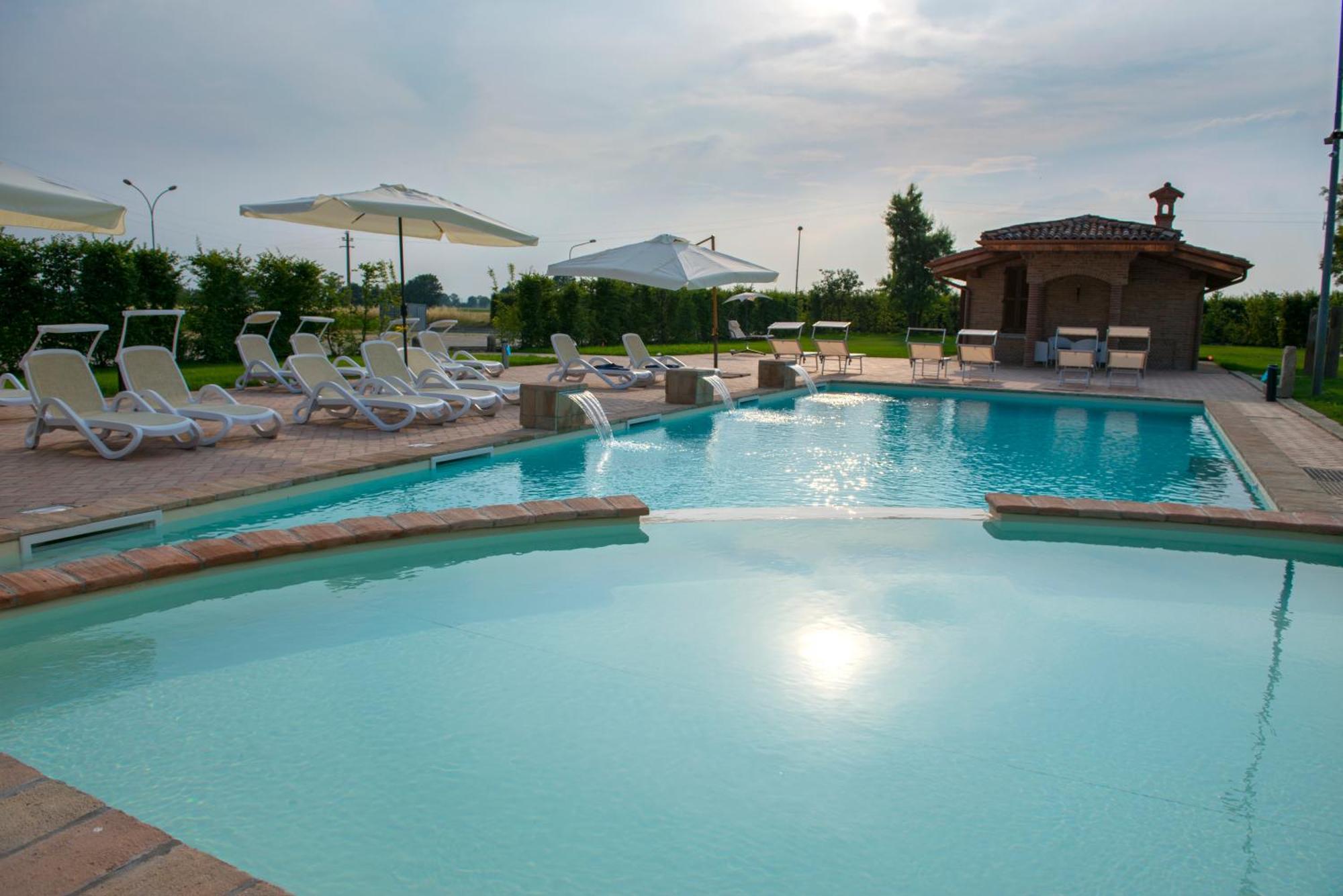 Hotel La Tavola Rotonda Cortemaggiore Ngoại thất bức ảnh