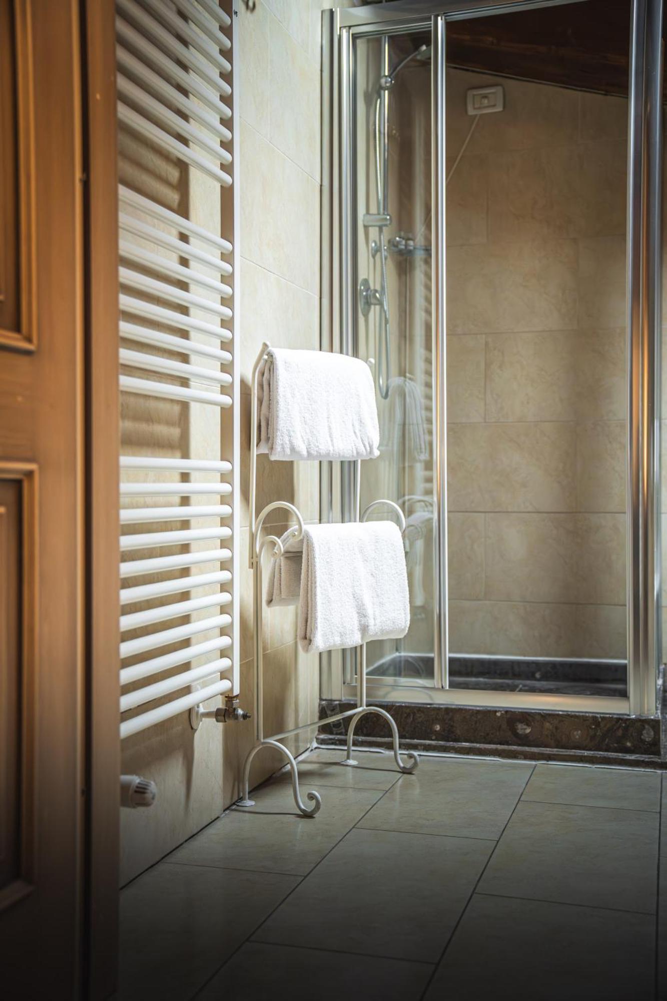 Hotel La Tavola Rotonda Cortemaggiore Phòng bức ảnh