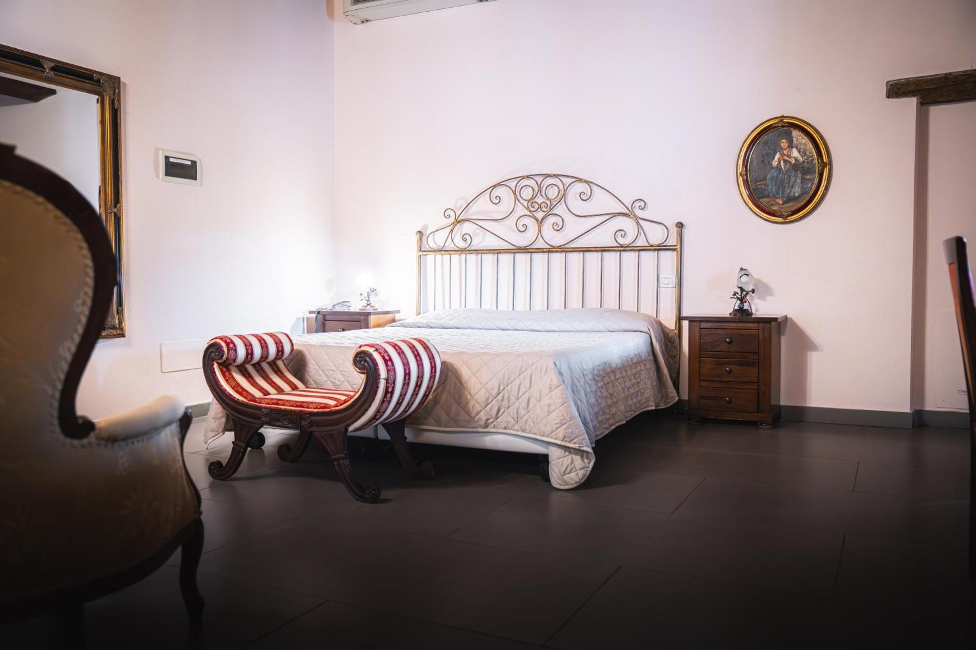 Hotel La Tavola Rotonda Cortemaggiore Ngoại thất bức ảnh