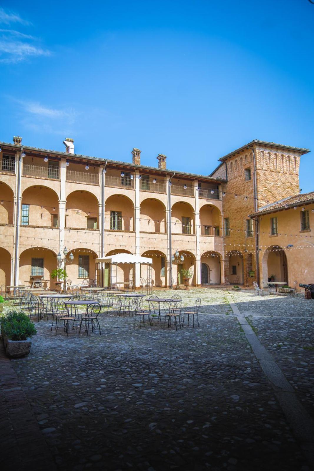 Hotel La Tavola Rotonda Cortemaggiore Ngoại thất bức ảnh