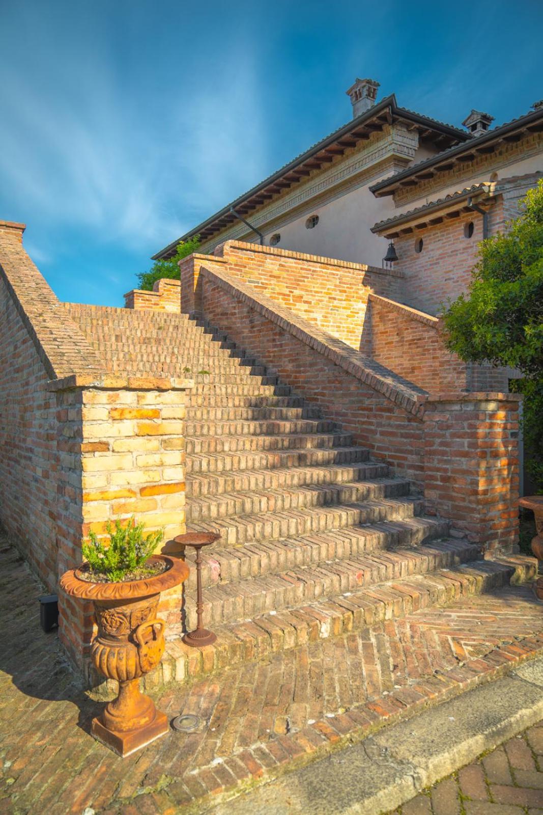 Hotel La Tavola Rotonda Cortemaggiore Ngoại thất bức ảnh