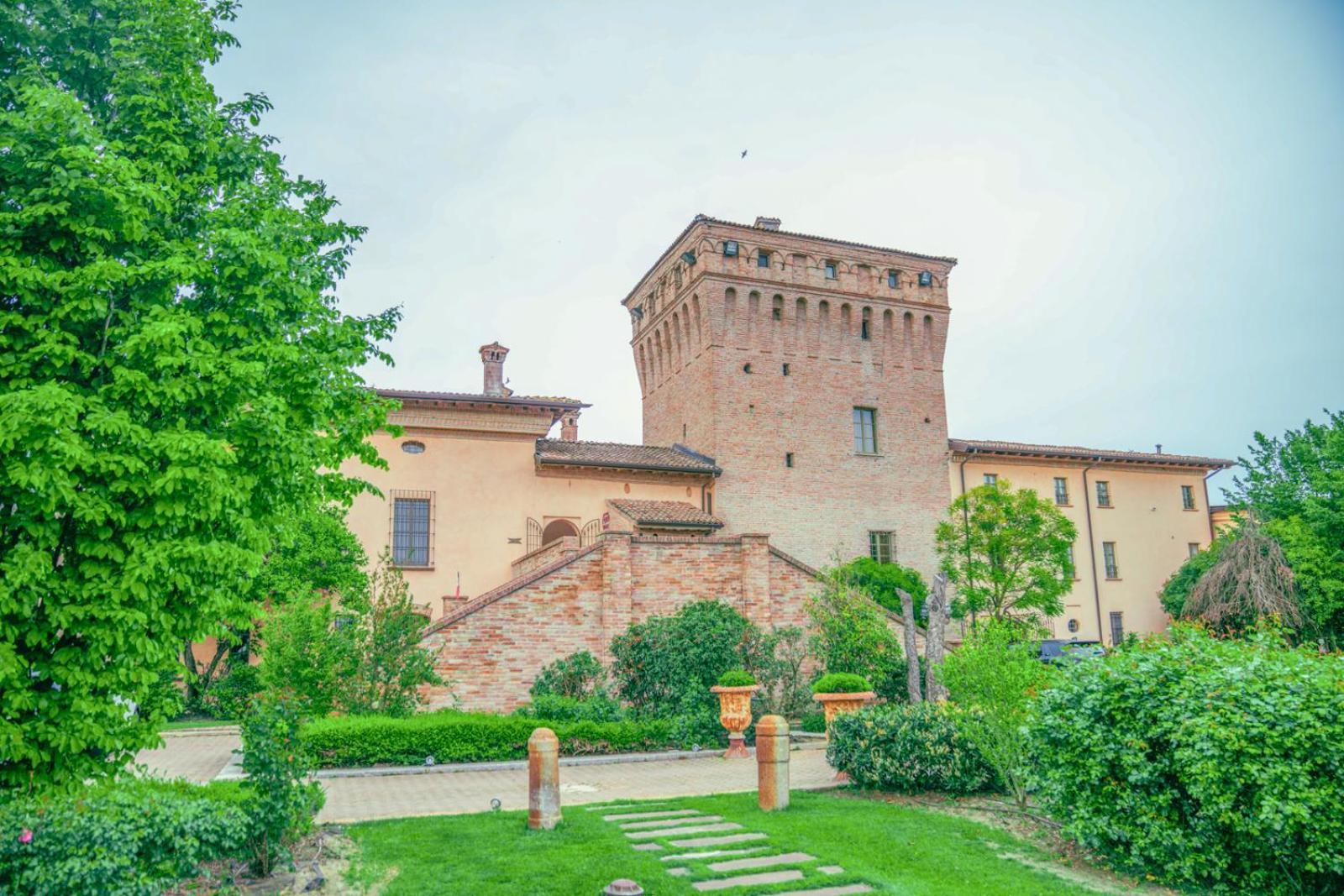 Hotel La Tavola Rotonda Cortemaggiore Ngoại thất bức ảnh
